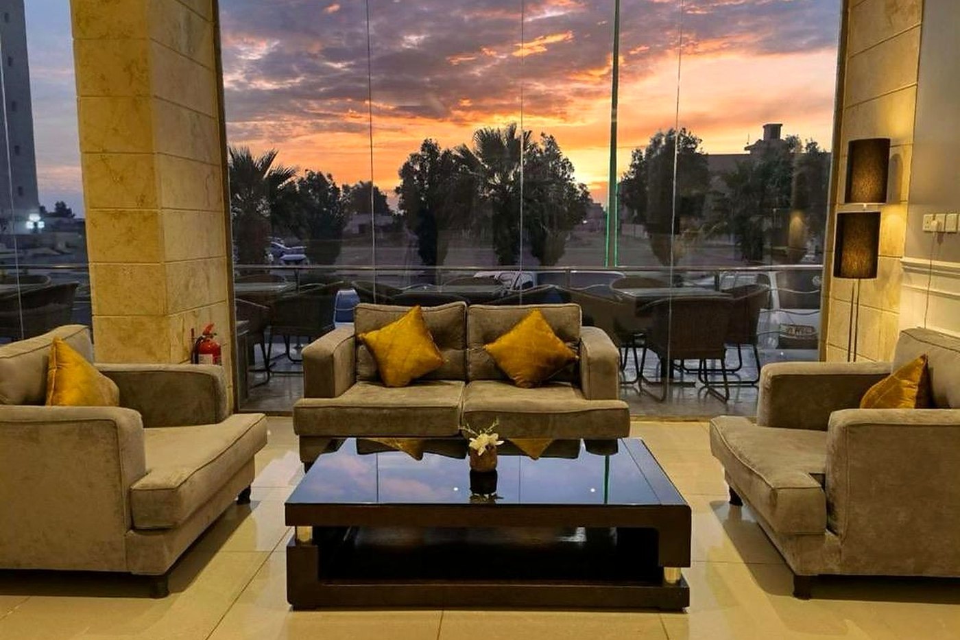 صالة الجلوس المطلة على الحديقة