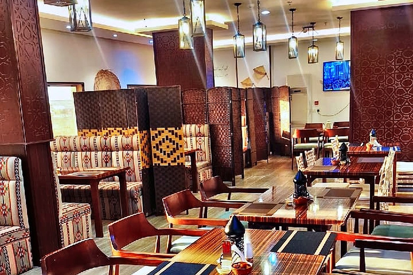 مطعم الفندق بجلسات تراثية وإضاءة دافئة